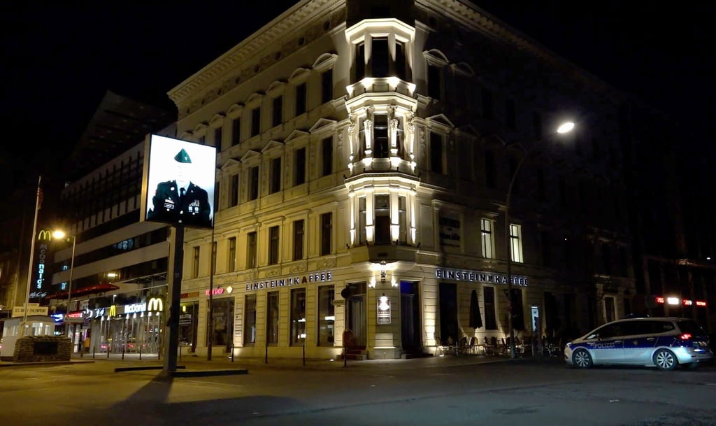 Die Polizei hat den Tatort an der Touristenattraktion Checkpoint Charlie abgesperrt.