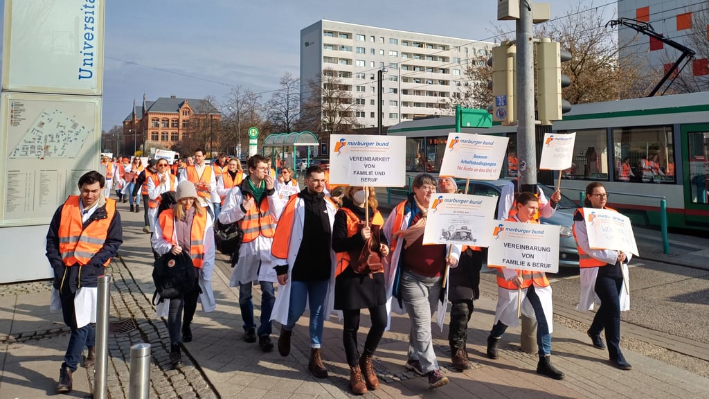 Dutzende Ärzte beteiligten sich am Montagvormittag am Warnstreik im Magdeburger Uniklinikum. Aufgerufen hatte der Marburger Bund.