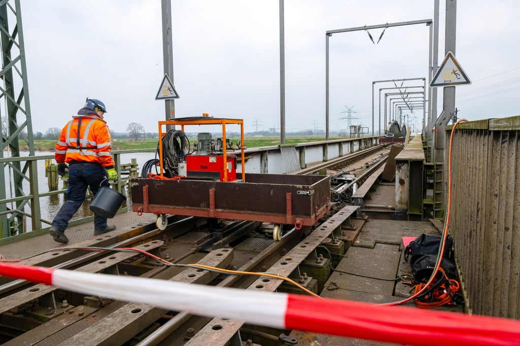 An einer Eisenbahnbrücke über die Hunte in Elsfleth (Landkreis Wesermarsch) wird gearbeitet.