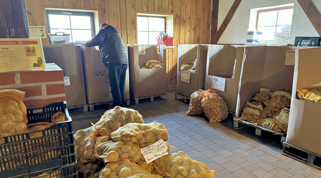 Der Pflanzkartoffeltag lockte mit seinem Angebot die Kundschaft in der „Bauernscheune“.