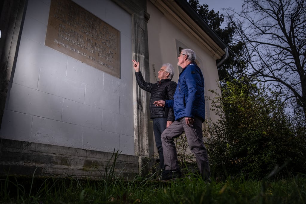 Joachim Grossert und Joachim Hennecke (von links) vom Verein für Anhaltische Landeskunde an der Gedenktafel für die Opfer des „Bürgermordes“ in Bernburg