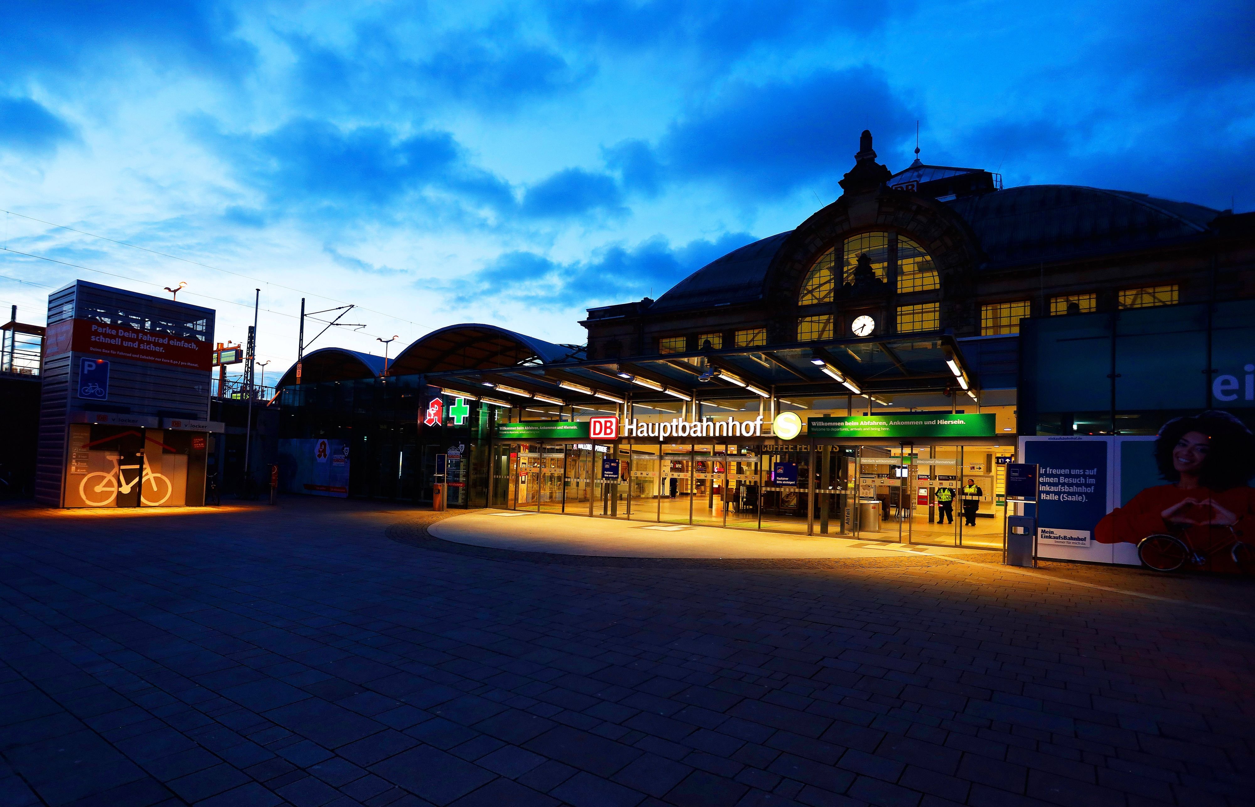 Hauptbahnhof Halle: 53-Jährige Beleidigt Und Greift Polizisten An