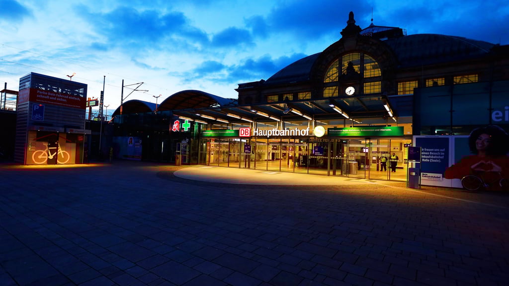 In Hauptbahnhof Halle musste die Bundespolizei eine wütende Frau überwältigen und fesseln.