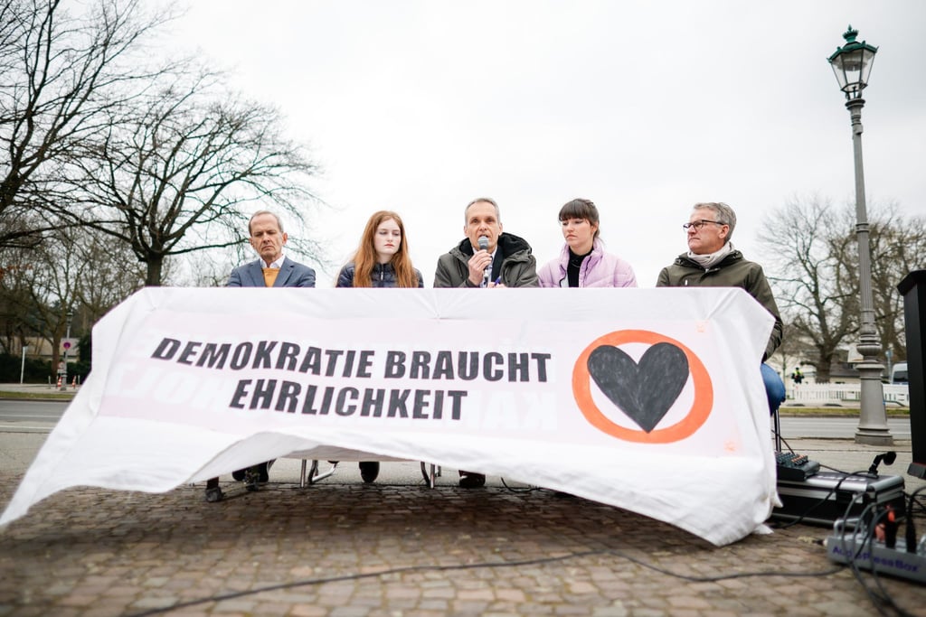 Carla Hinrichs (2.v.r), Sprecherin der Letzen Generation, spricht bei einer Pressekonferenz mit anderen Beteiligten.