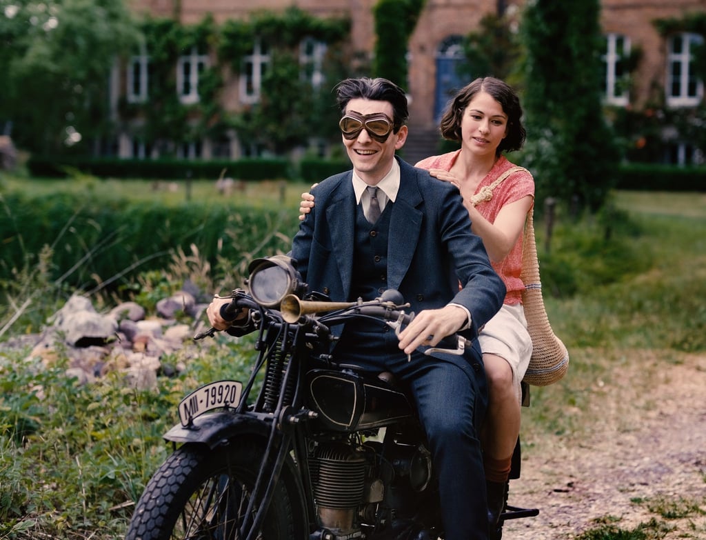 Franz Kafka (Sabin Tambrea) und Dora Diamant (Henriette Confurius) feiern für einen Moment „Die Herrlichkeit des Lebens“.