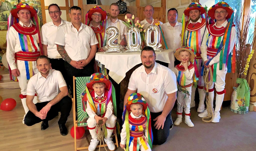 200 Jahre Pfingsttanz in Ahlsdorf: Die Burschen hatten allen Grund zum Feiern.