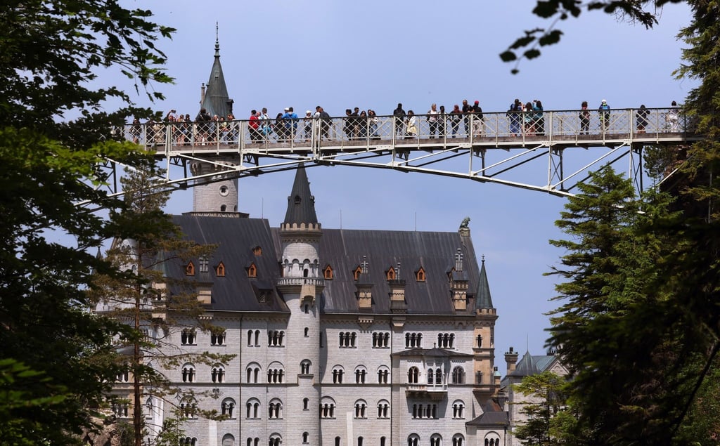 Touristen stehen auf der Marienbrücke vor dem Schloss Neuschwanstein. Ein Mann hatte dort zwei Frauen attackiert und wurde nun verurteilt.