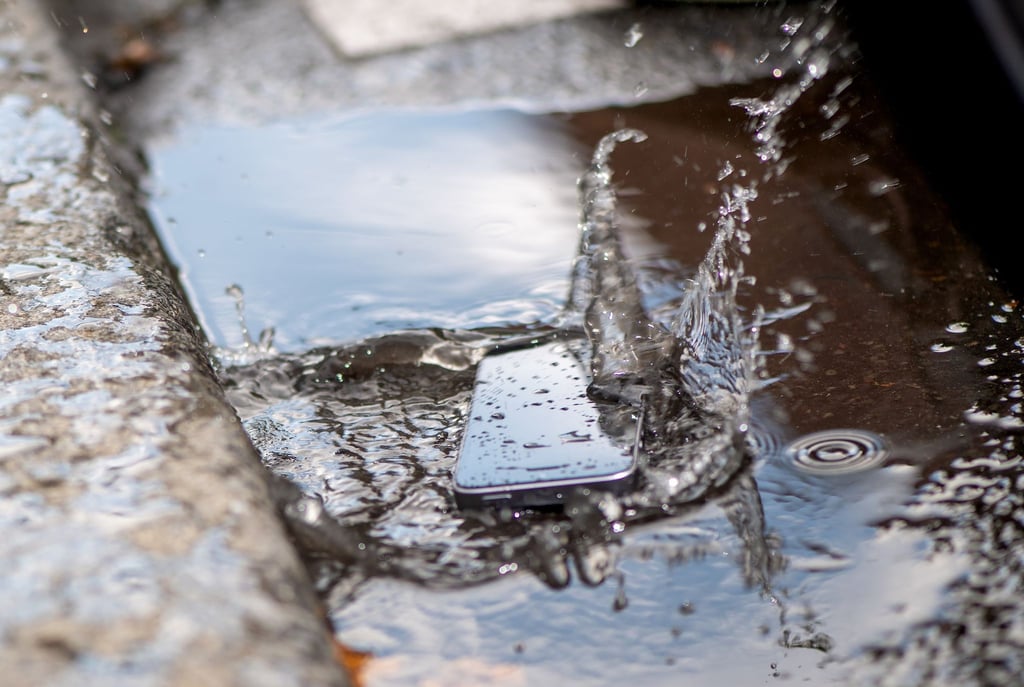 Auch gegen eindrigendes Wasser geschützte Smartphones überstehen ein solches Pfützenbad nicht automatisch ohne Schäden.