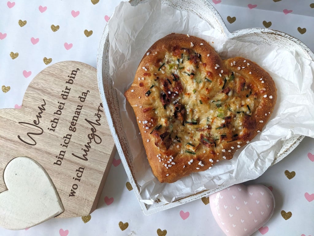 Mit einer Ei-Käse-Masse wird die Brezel zum Herz.