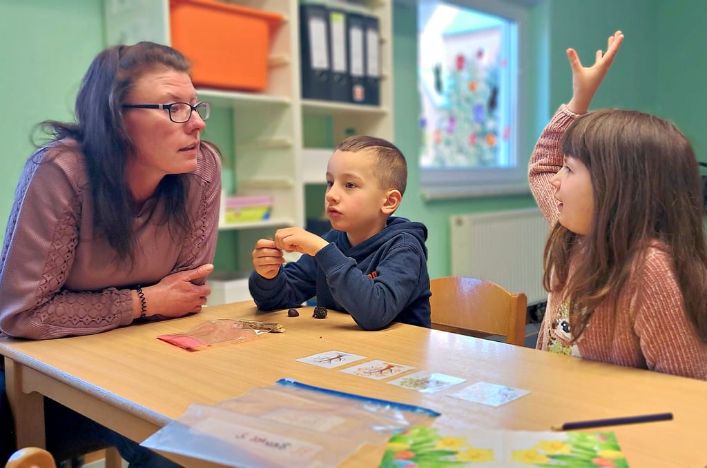 Mandy Weimann, pädagogische Mitarbeiterin in der Geschwister-Scholl-Grundschule in Sandersleben, bereitet die künftigen Erstklässler Ole und Joline aus der Kindertagesstätte „Arnstedter Kinderstübchen“ auf ihren Schulalltag vor.