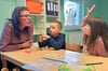 Mandy Weimann, pädagogische Mitarbeiterin in der Geschwister-Scholl-Grundschule in Sandersleben, bereitet  die künftigen Erstklässler  Ole und Joline aus  der Kindertagesstätte „Arnstedter Kinderstübchen“ auf ihren Schulalltag vor.