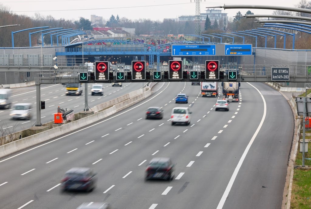 Normaler Verkehr herrscht auf der Autobahn A7 zwischen dem Dreieck Hamburg-Nordwest und der Ausfahrt Hamburg-Stellingen.