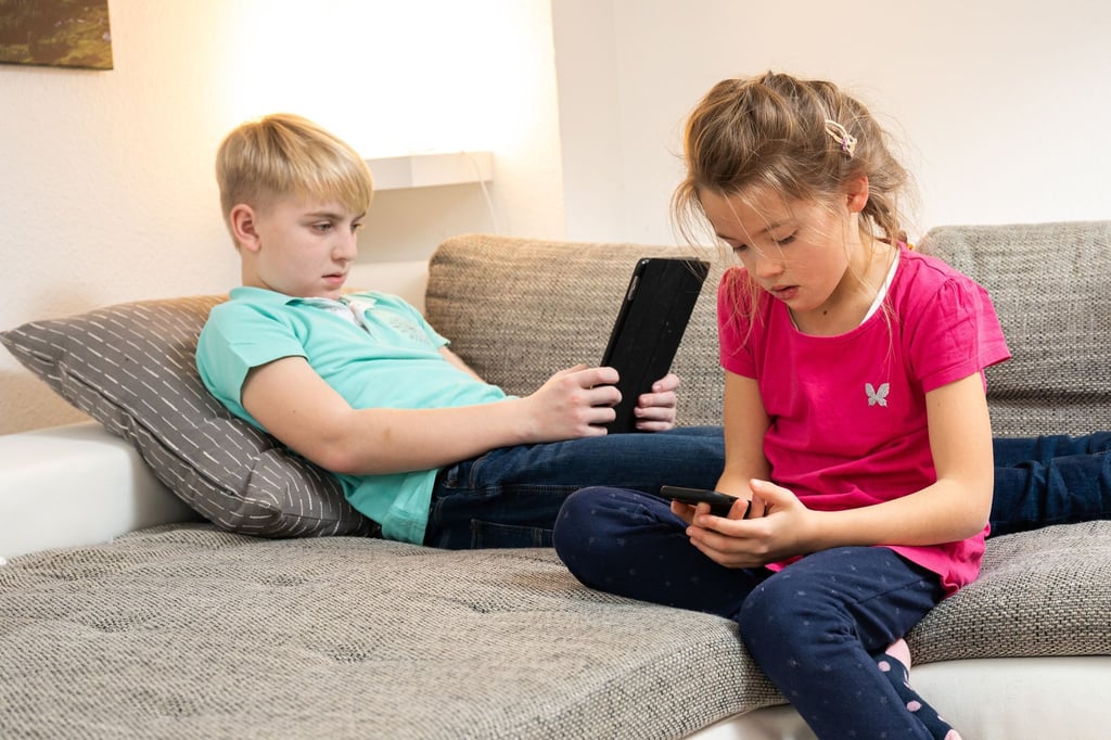 Smartphone oder Tablet: Die Funktionen Family Link oder Familienfreigabe ermöglichen Eltern, für ihre Kinder Nutzerkonten anzulegen und Regeln für die Nutzung festzulegen. (zu dpa: „So machen Eltern die Smartphones ihrer Kinder sicherer“)