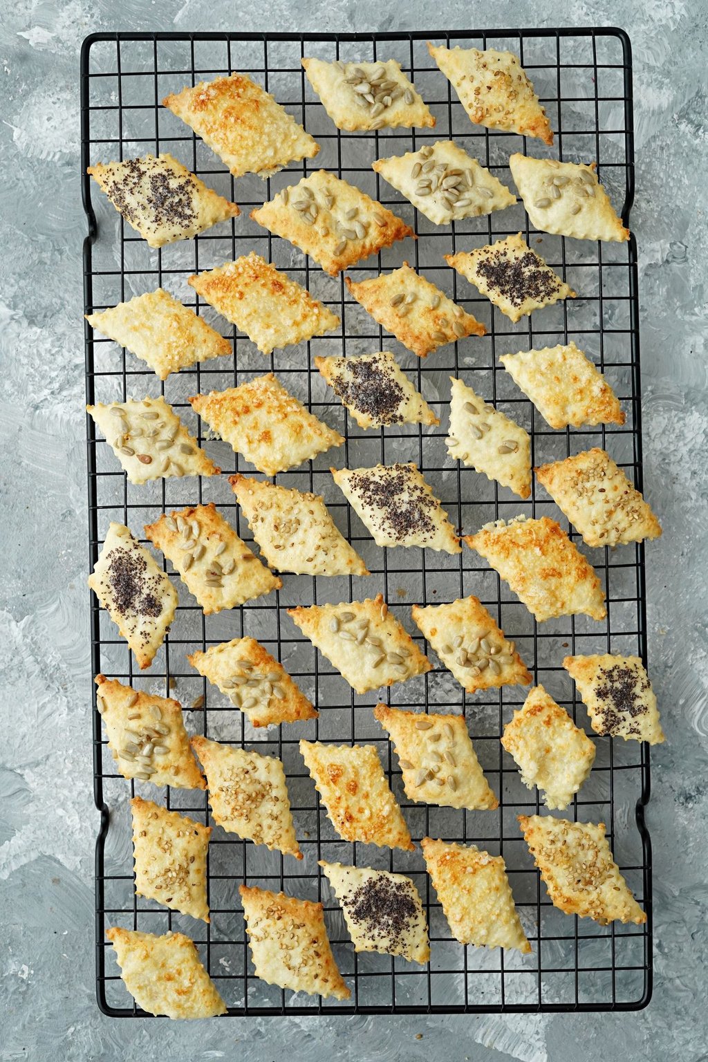 Die Käseplätzchen werden unterschiedlich mit Käse, Sesam, Mohn und Sonnenblumenkernen belegt.
