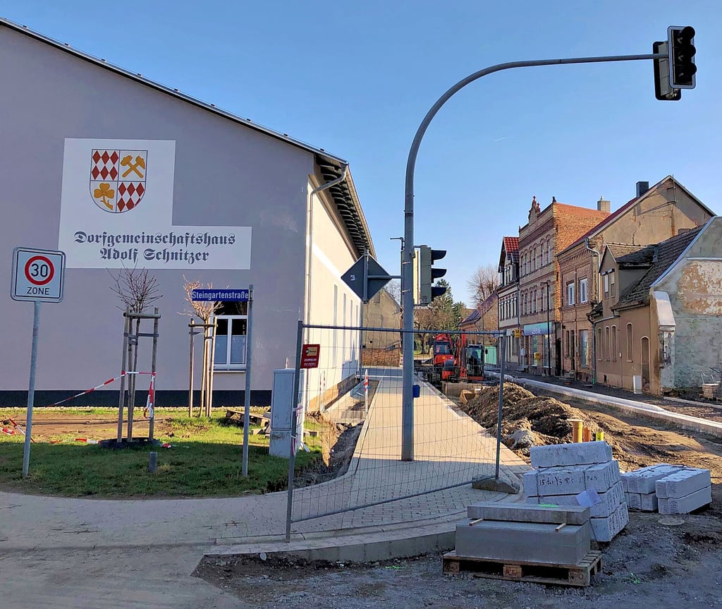 Der Fußweg am Dorfgemeinschaftshaus in Klostermansfeld ist im Zuge der Arbeiten verbreitert worden.