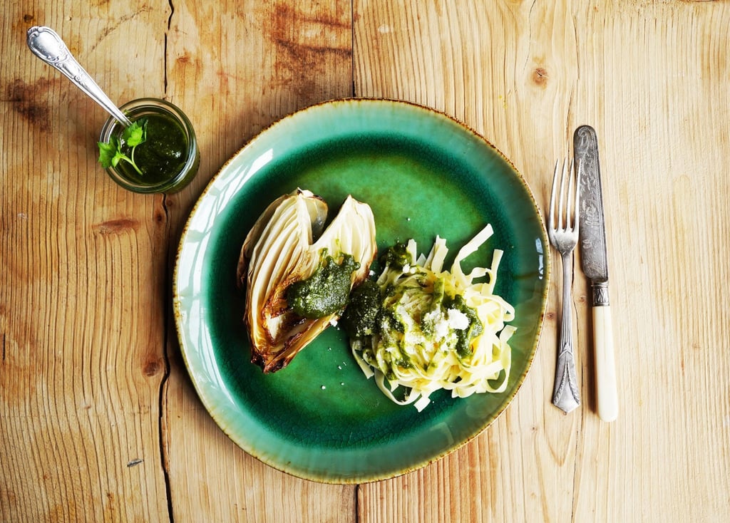 Mit zerlassener Butter im Ofen geröstet, werden die Blätter des Chicorée besonders schön knusprig.