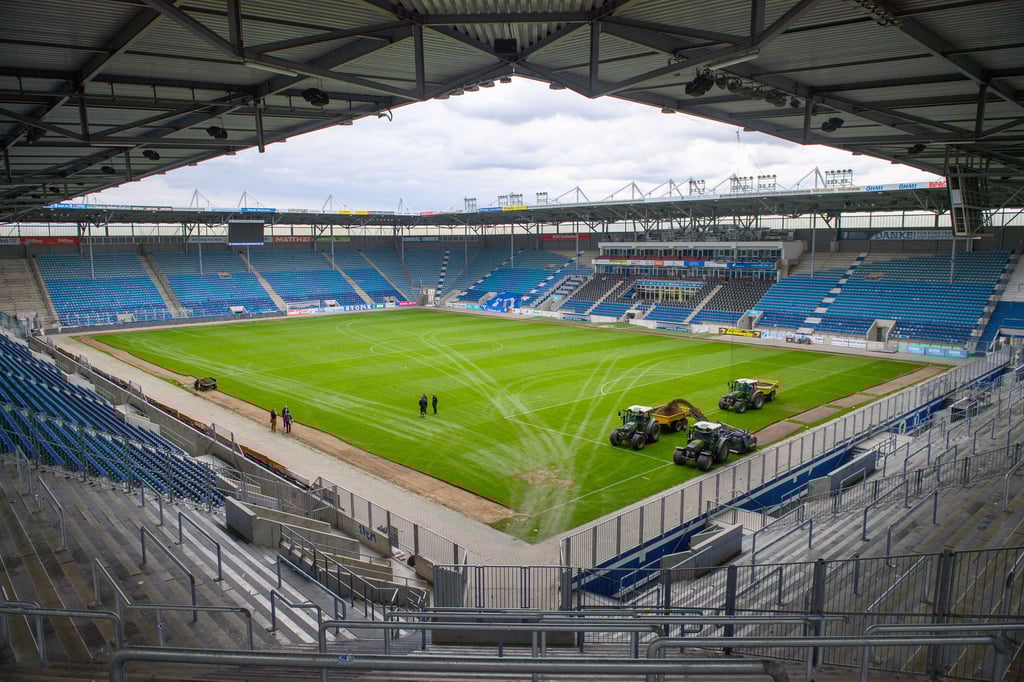 Arbeiten am Rasen der MDCC-Arena in Magdeburg. Das Stadion soll einen neuen Namen erhalten.