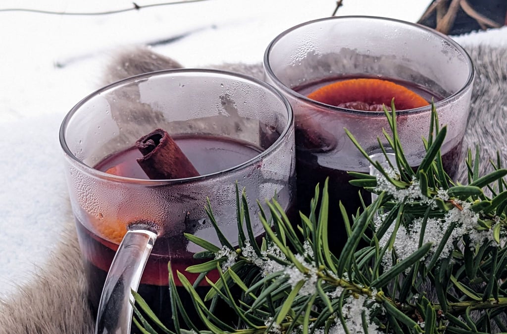 Der selbst gemachte Glühwein sollte auf dem Herd rund eine Stunde gut durchgezogen sein.