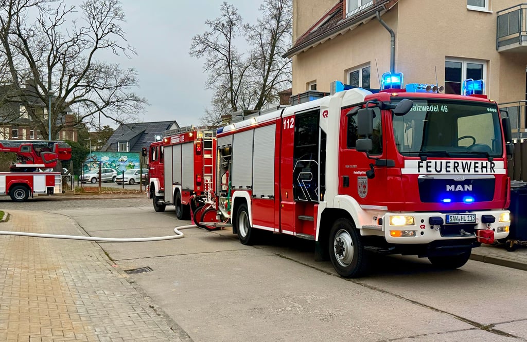 Die Salzwedeler Feuerwehr rückte mit mehreren Fahrzeugen zum Brandort aus.