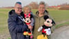 Die schwer kranke Lina aus Stapelburg und ihre Mutter Kathleen Müller (links) sind große Disney-Fans. Mandy Brandtner vom Verein „Herzensangelegenheit“ und ihre Mitstreiter wollen dafür sorgen, dass das Mädchen Mickey und Minnie ganz nah kommen kann.