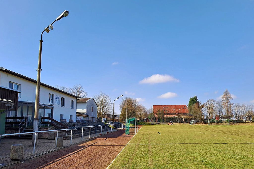 Die alten Lampen auf dem Sportplatz in Hasselfelde sollen durch moderne Flutlichter ersetzt werden.
