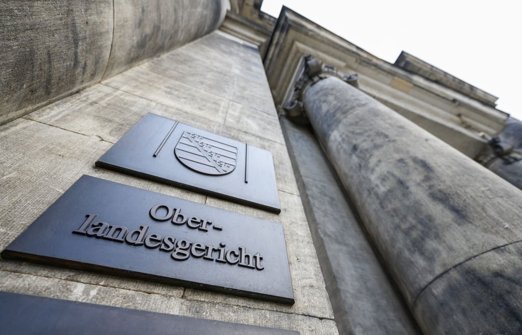 Ein Schild Oberlandesgericht ist am Ständehaus, dem Sitz des OLG, montiert.