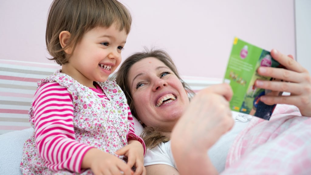Gelesen wird im Bett gemeinsam, wo das Kind dann letztendlich schläft, ist gar nicht mal so entscheidend.