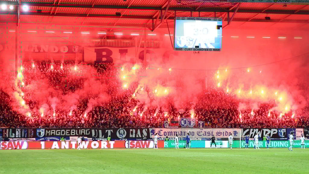 Pyro in der FCM-Fankurve: Der 1. FC Magdeburg muss in dieser Saison viel Geld an den DFB zahlen.