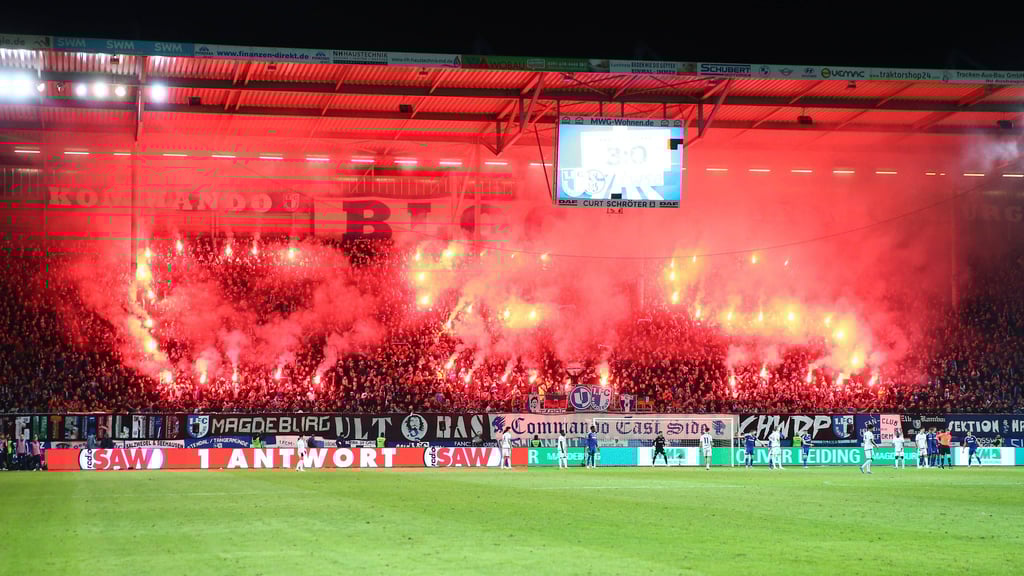 Pyro in der FCM-Fankurve: Der 1. FC Magdeburg muss in dieser Saison viel Geld an den DFB zahlen.