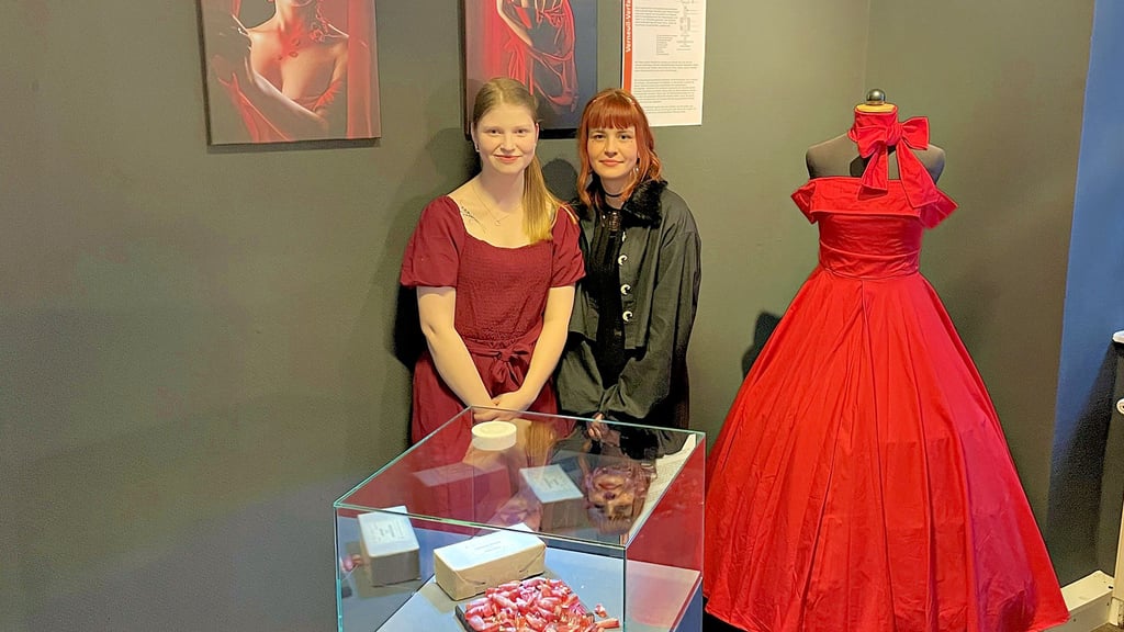 Dominique Nicole Daßler (l.) und Justina Sieber haben seit über einem Jahr an dem Projekt gearbeitet, das jetzt im Kreismuseum zu sehen ist.