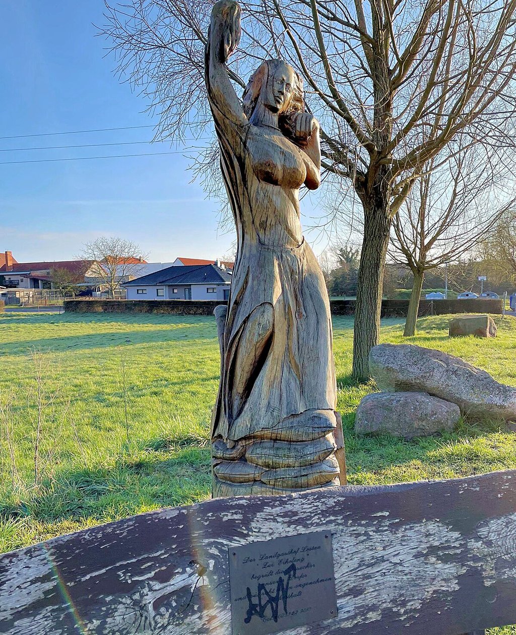 Die an die Elbe-Flut 2013 und die vielen Helfer in Lostau erinnernde Holzstatue „Elbania“ in Lostau ist mit verfassungswidrigen Symbolen beschmiert worden.