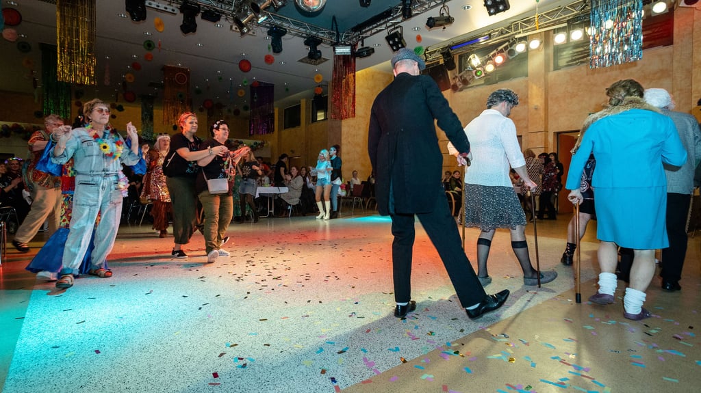 Den Auszug der Elsteraner Narren nutzen die Frauen, um direkt im Anschluss zur Annemarie-Polka auf die Tanzfläche zu stürmen.