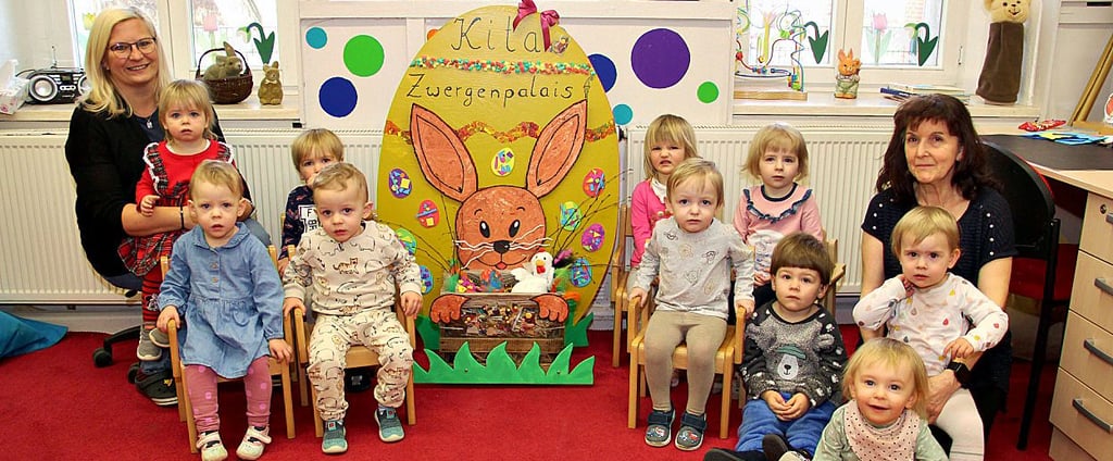 Doreen Kappler (li) und Marita Ehrich mit den Kindern am Osterei