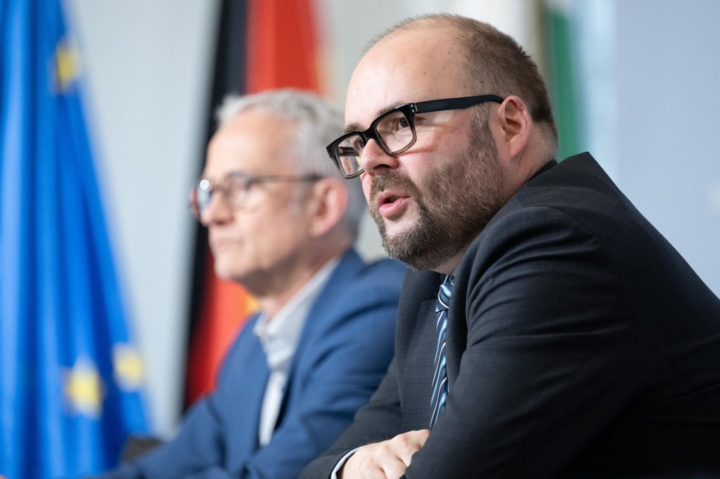 Christian Piwarz (CDU,r), Kultusminister von Sachsen, spricht auf einer Kabinetts-Pressekonferenz.