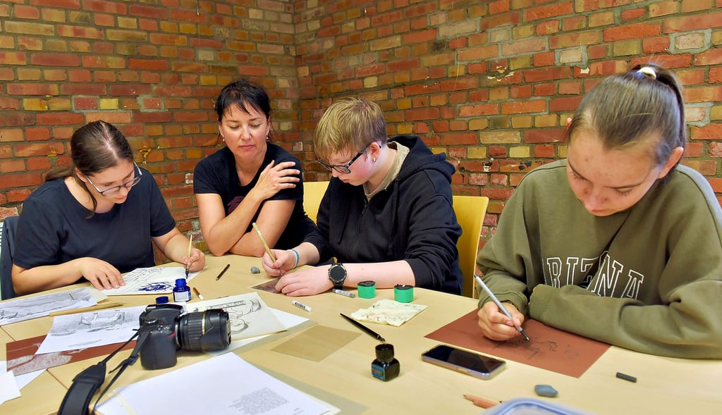 Künstlerin Susanne Theumer (2.v.li.) mit den Schülern Lena, Sandy und Finja während der Projektwoche in der Gedenkstätte in Wansleben.