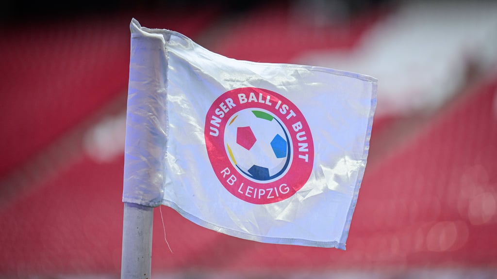 Das Motto von RB Leipzig gegen Rassismus auf einer Eckfahne.