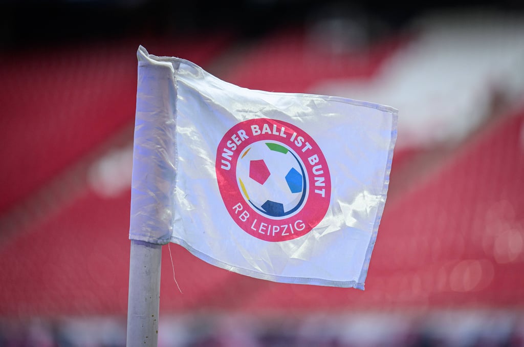 Das Motto von RB Leipzig gegen Rassismus auf einer Eckfahne.