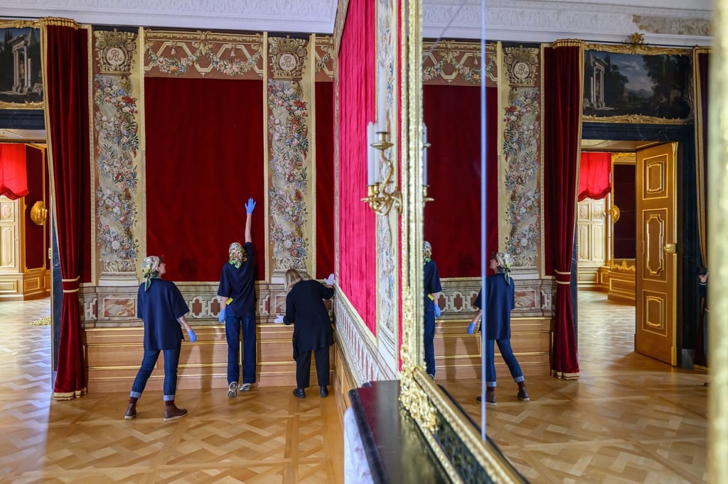 Textilrestauratoren arbeiten an der Hängung der letzten Wandteppiche in den Königlichen Paraderäumen im Residenzschloss.