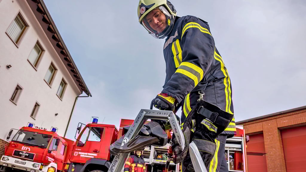 Phillip Küßner zeigt den Umgang mit dem hydraulischen Rettungsgerät. Auch das wird zu sehen sein.