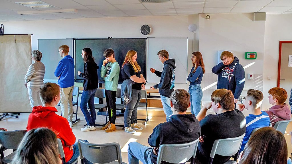 In dieser Übung sind die Schüler gefragt: Sie sollen jeweils ihrem Nebenmann Pantomime darstellen. Das lockert die Stimmung.