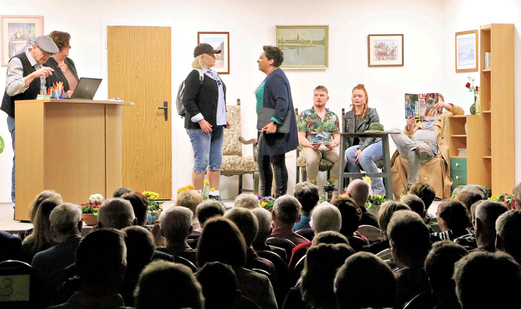 In der Pension auf der Purziener Bühne herrscht reichlich Trubel. Die Schauspieler (von links) Christian Jacobfeuerborn, Martina Höwelkröger, Stefanie Kläsener, Jennifer Jürgens, Marius Kläsener, Natalie Bokel und Thomas Kläsener (hinter der Zeitung) sorgen im Bürgerzentrum in Purzien dafür.