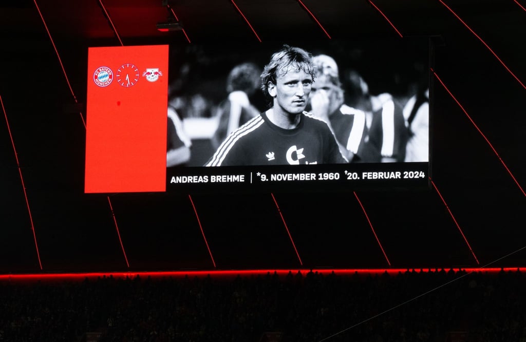 Ein Foto von Andreas Brehme war während einer Gedenkminute in der Allianz Arena in München auf einer Anzeigentafel zu sehen.