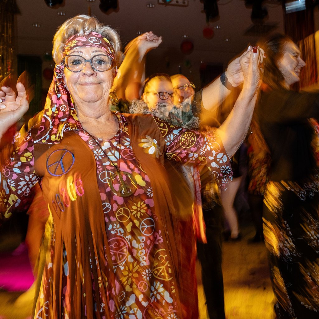 Das Motto des Abends lautet Flower-Power.
