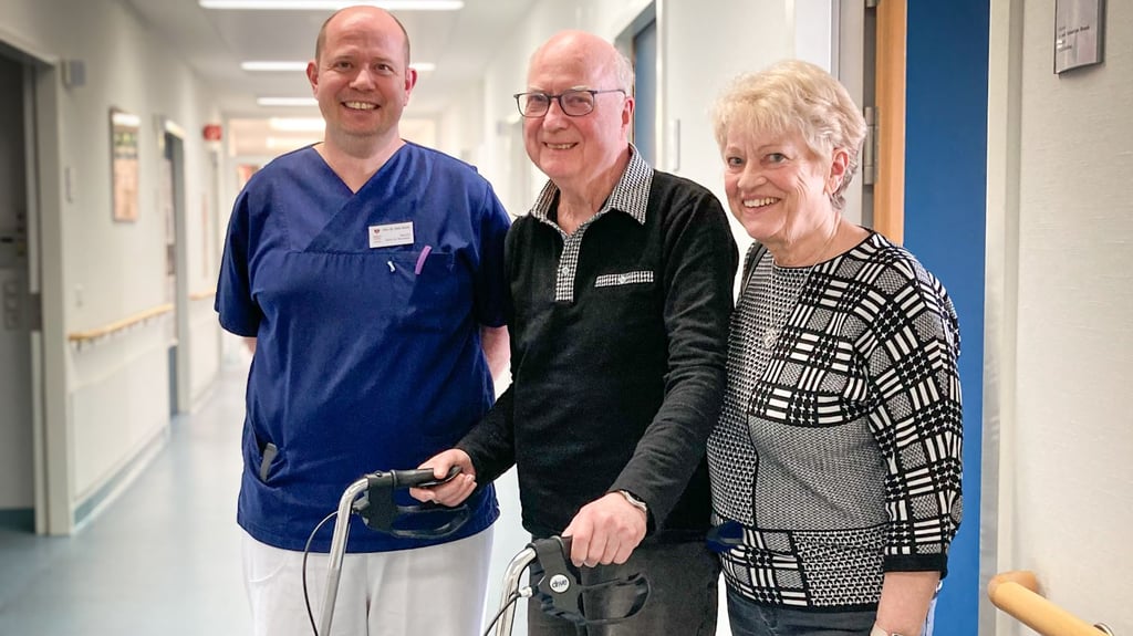 Hans-Jürgen Jankowski (Mitte) erhält im Martha-Maria-Krankenhaus als einer der ersten Patienten in Sachsen-Anhalt die neue Parkinson-Therapie. Zu den Arztbesuchen bei Sebastian Brock begleitet ihn seine Frau Roswitha.