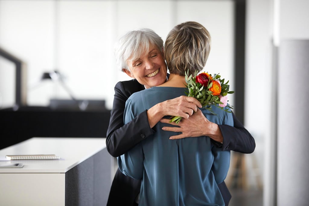 „Daaaaanke“: Mit einer herzlichen Umarmung bedankt sich eine Frau für ein Geschenk.