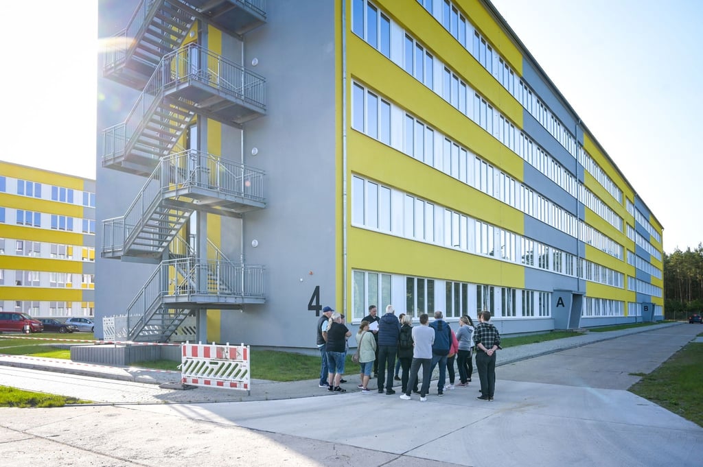 Eine Führung von interessierten Bürgern über das Gelände der Landesaufnahmeeinrichtung für Geflüchtete in Stendal.