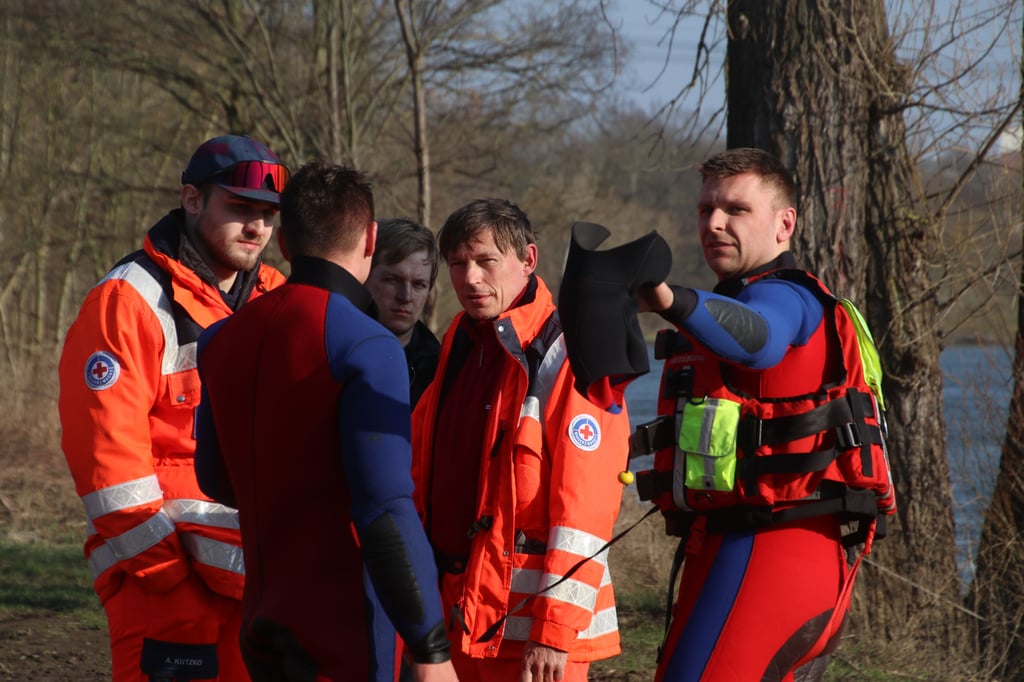 Rettungskräfte von Berufsfeuerwehr und DRK-Wasserwacht an der Einsatzstelle.