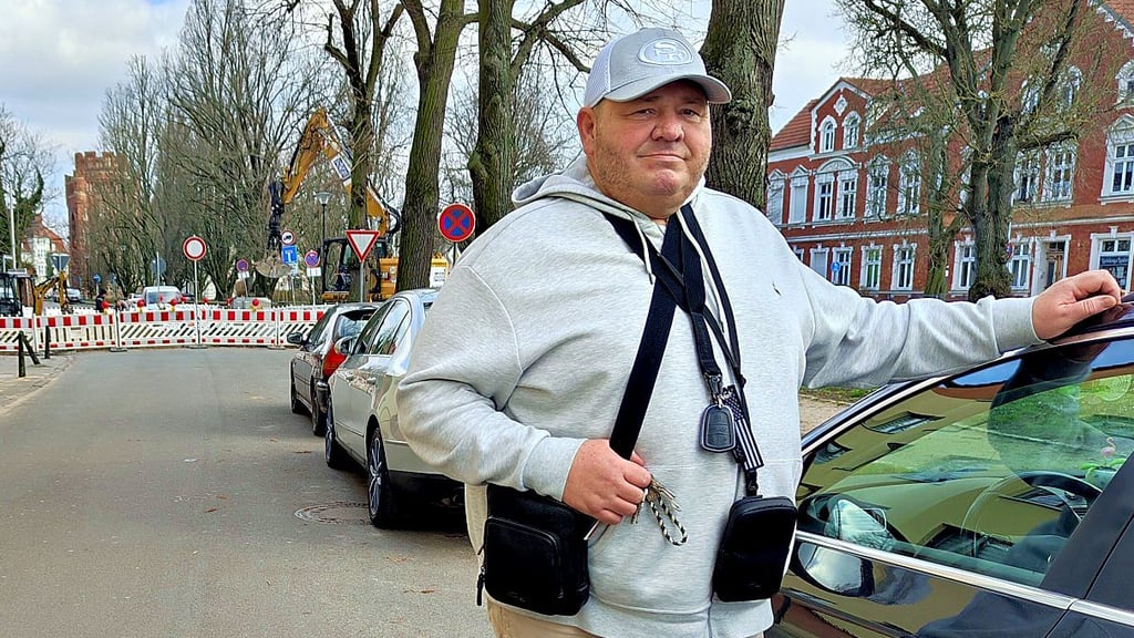 Karsten Galow kann wegen der Bauarbeiten in der Hallstraße mit seinem Auto nicht mehr in den Hinterhof seines Hauses fahren. Der Stendaler muss deshalb auf der Straße parken und täglich extra Geld bezahlen.