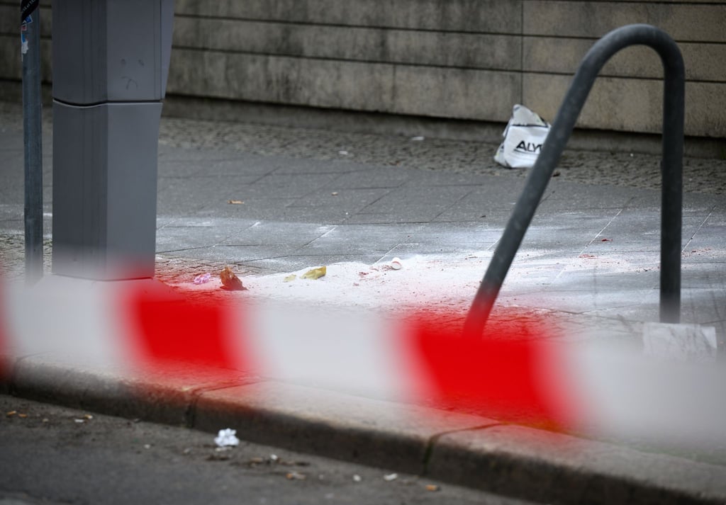 Bindemittel liegt Montagvormittag auf dem Gehweg am mutmaßlichen Tatort.