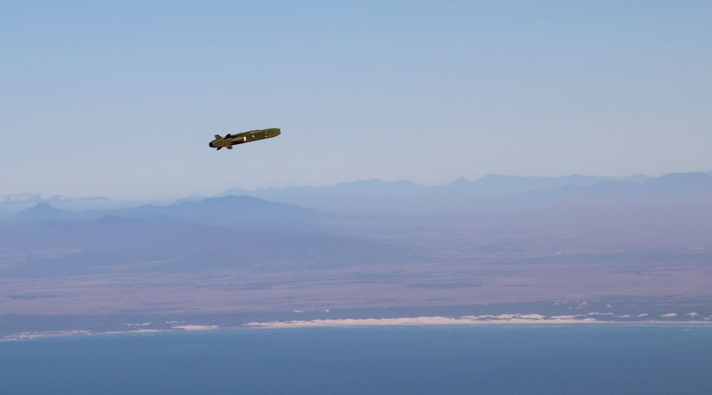 Die von der Bundeswehr herausgegebene Aufnahme zeigt einen Lenkflugkörper Taurus im Rahmen der Übung „Two Oceans“ über See.